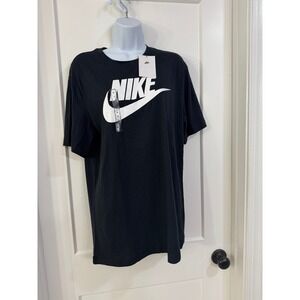 Nike Sportswear Men's T-Shirt medium